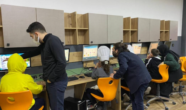 SAÜ IEEE Öğrenci Topluluğundan ilköğretim öğrencilerine kod eğitimi