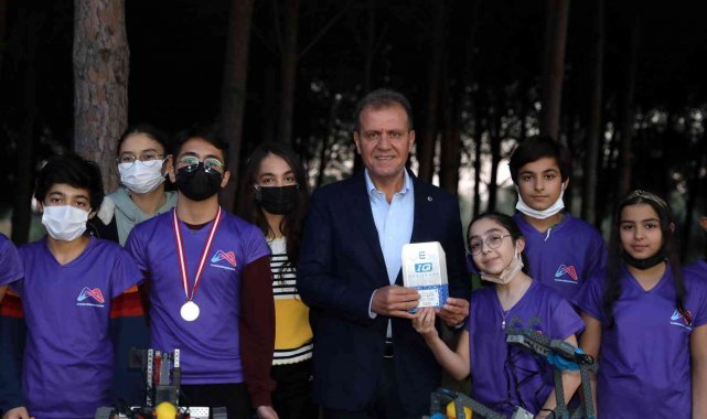 Seçer, robotik kodlamada ödül kazanan öğrencilerle buluştu