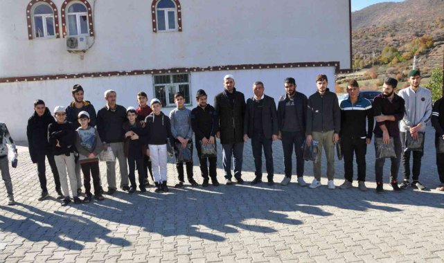 Şehit ailesi ihtiyaç sahibi 500 kişiye kışlık kıyafet dağıttı