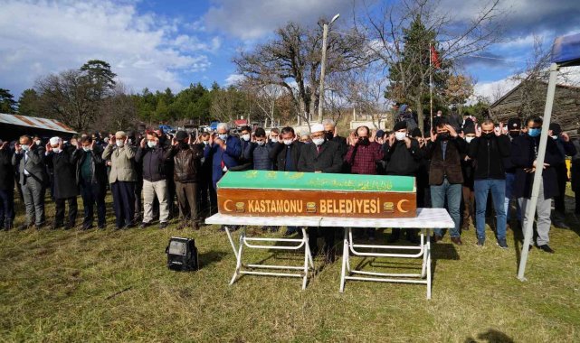 Şehit babası, tek başına kaldığı köyde terk etmediği şehit oğlunun yanına defin edildi