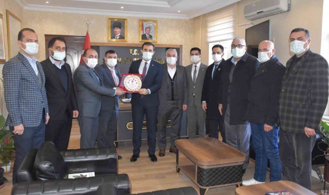 Şehit ve gazi ailelerinden kaymakam Mete'ye plaket