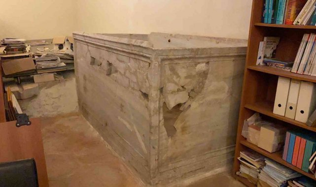 Şehzade Mehmet İmarethanesi&#039;ndeki lahitin ön kısmında bulunan akrostiş şiir görenlerin dikkatini çekiyor