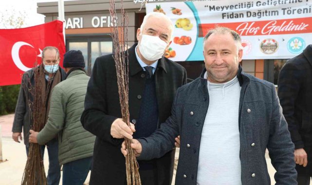 Şehzadeler&#039;de üreticilere meyve fidanı dağıtıldı