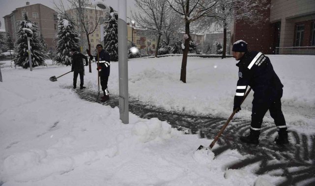 Selçuklu'da karla mücadele sürüyor