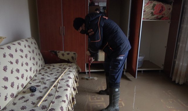 Selde hayat kurtaran kahramanlar bu kez evlerin temizliği için kolları sıvadı