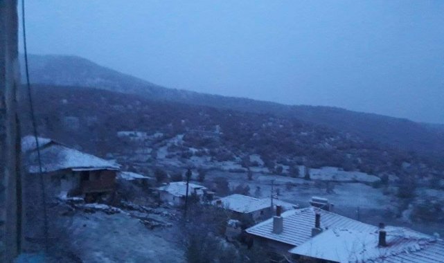 Selendi güne kar yağışı ile başladı