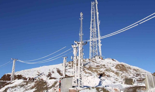 Şemdinli&#039;de elektrik direkleri buz tuttu