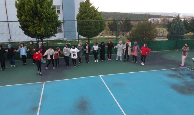 Şenlikte üniversite öğrencilerine 700 kilo hamsi ikram edildi