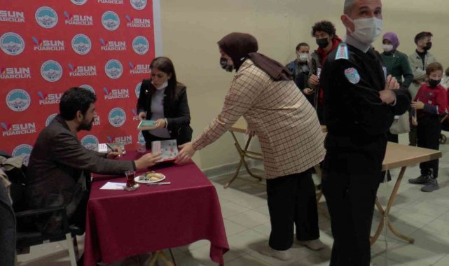 Serdar Tuncer'in imza standına yoğun ilgi