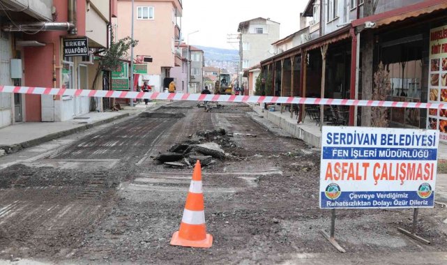 Serdivan&#039;da sokaklar sıcak asfaltla yenileniyor