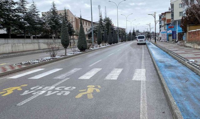 Servis aracından inen genç kıza minibüs çarptı