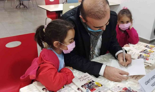 Sevimli ikizleriyle kitaplarını imzaladı