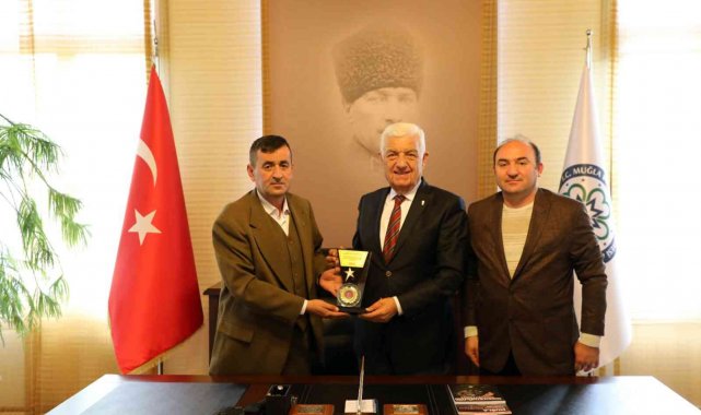 Seydikemer Muhtarlar Dernek Başkanından Gürün'e teşekkür plaketi