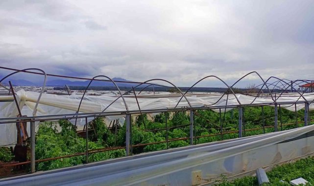 Seydikemer'de hortum seraları yıktı geçti