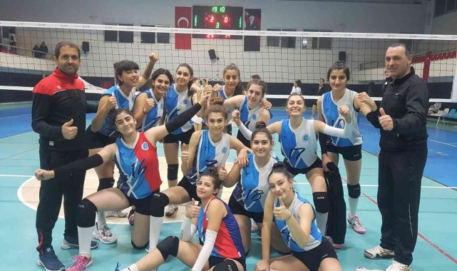 Seyhan&#039;ın genç kız voleybolcuları şampiyon