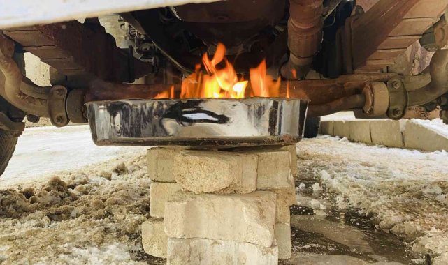 Sibirya soğukları Ağrı'da araçların depolarını dondurdu