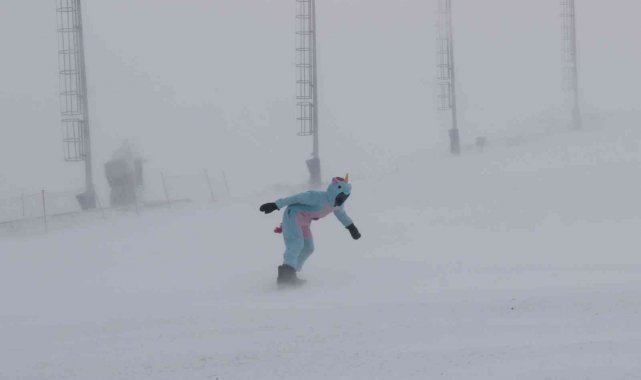Şiddetli kar fırtınası, Palandöken&#039;de kayak yapanlara zor anlar yaşattı