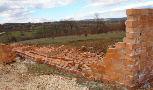 Şiddetli lodosta çiftlik duvarı büyük bir gürültü ile çöktü