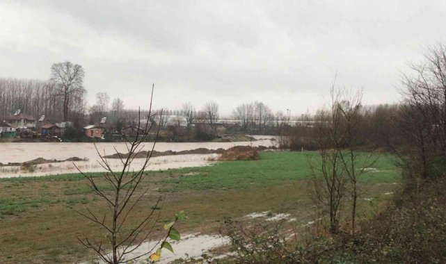 Şiddetli yağış dereleri taşma noktasına getirdi, araziler sular altında kaldı