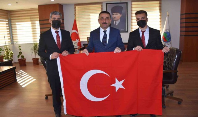 Siirt Valisi Hacıbektaşoğlu emaneti öptü ve teslim aldı