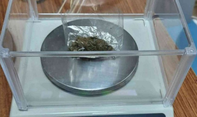 Siirt&#039;te bir araçta yapılan aramada uyuşturucu madde ele geçirildi