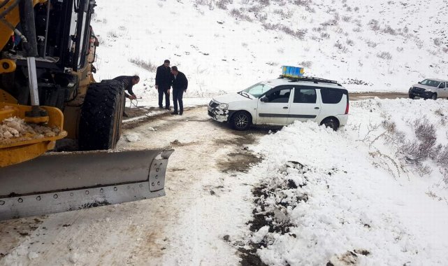 Siirt'te kar yağışı nedeniyle yolda mahsur kalan araçlar kurtarıldı