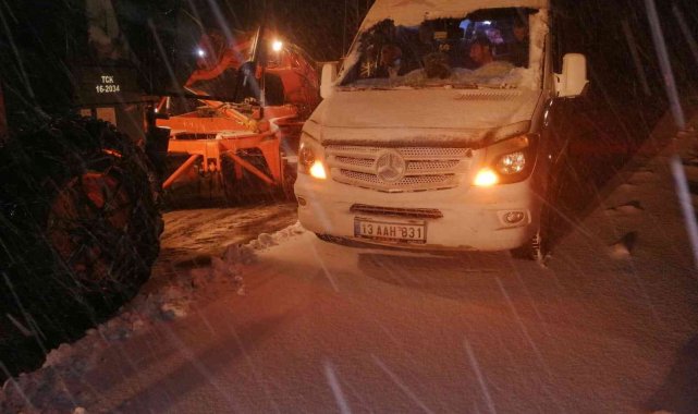 Siirt&#039;te karda mahsur kalan ambulansı ekipler kurtardı