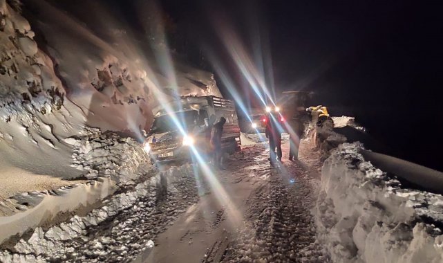 Siirt'te karda mahsur kalan araç kurtarıldı