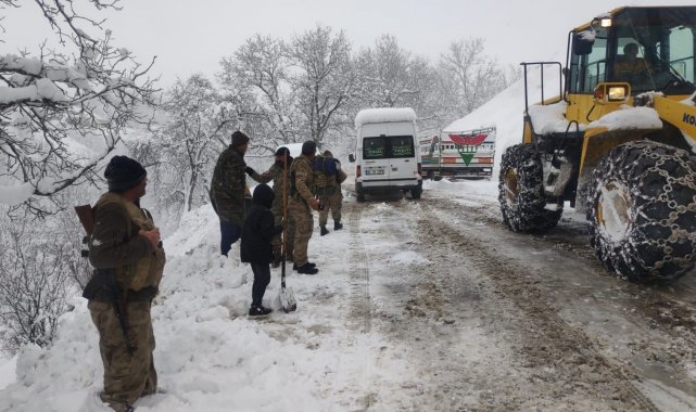 Siirt'te karda mahsur kalan korucular kurtarıldı