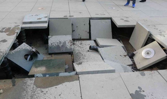 Siirt'te manevra yapan minibüs ışık panosunu çökertti