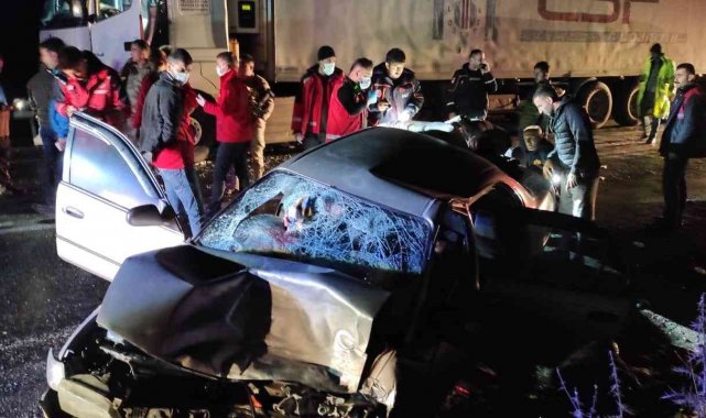 Siirt'te otomobil ile kamyon çarpıştı: 1'i ağır 6 yaralı