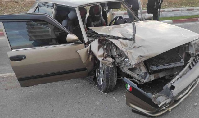 Siirt'te otomobil minibüsle çarpıştı: 2 yaralı
