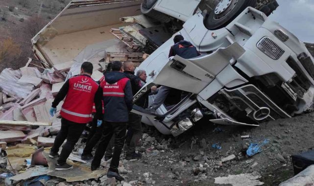 Siirt'te tır devrildi: 1 ölü