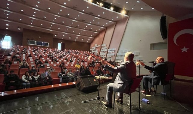 Âşıklar saz çalıp türkülerle atıştı