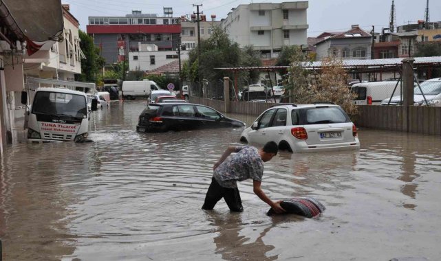 Silifke'de yağışlar sele neden oldu, araçlar sulara kapıldı