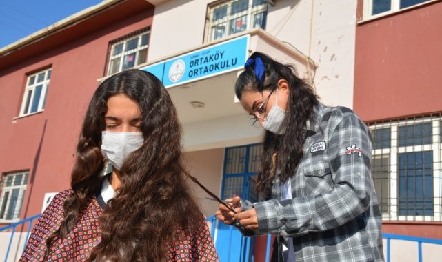 Silopi'de köy okulundaki kızların saç bakımlarını gönüllüler yaptı