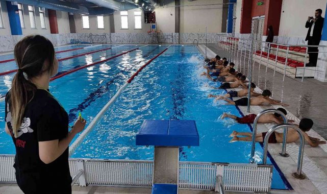 Silopili çocuklar ilk defa havuzda hayallerine kulaç attı