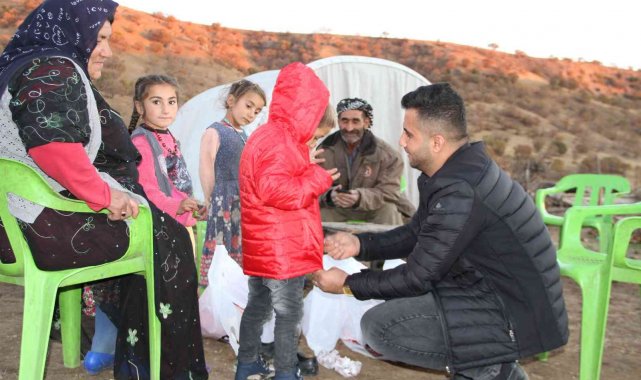 Silopili genç girişimci göçer çocuklarına mont ve bot hediye etti