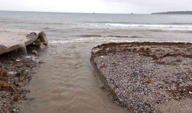 Simsiyah akan derenin Marmara'ya aktığı anlar görüntülendi