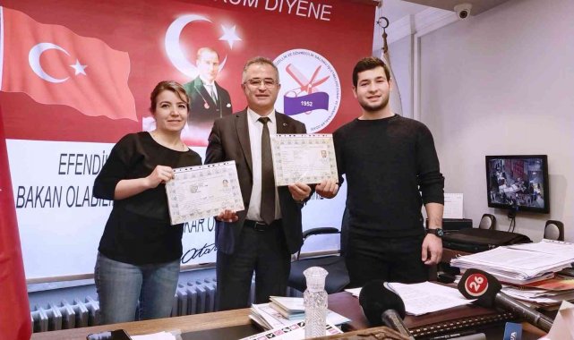 Sınavda başarılı olanlar Kuaförler Odası'ndan belgelerini aldı