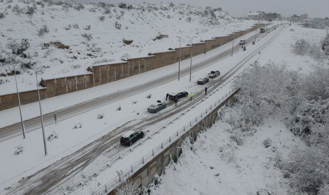 Sinop'ta kar yağışı trafiği olumsuz etkiledi