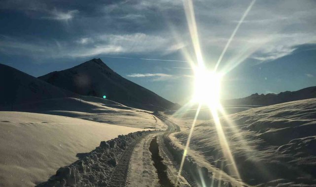 Şırnak'ta kardan kapanan köy yolları ekipler tarafından açılıyor