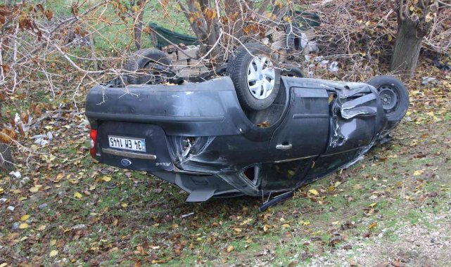 Sis kazayı beraberinde getirdi, otomobil şarampole devrildi: 4 yaralı