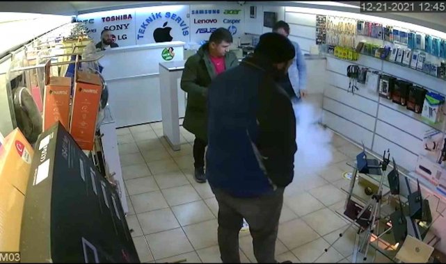 Şişen cep telefonu bataryası elinde patladı, o anlar kameraya yansıdı