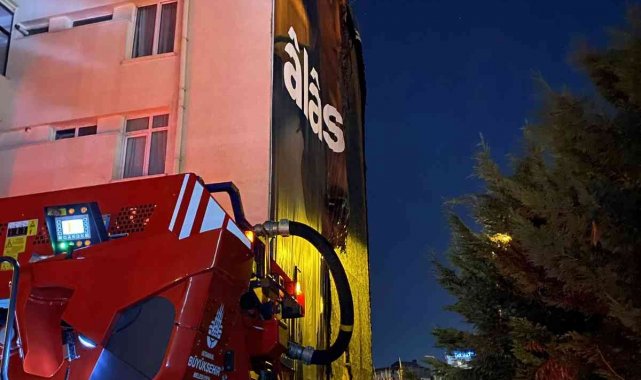 Şişli&#039;de bir binadaki reklam afişi alev alev yandı