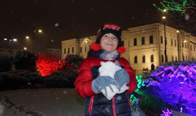 Sivas beyaza büründü, karın tadını çıkarmak isteyen vatandaşlar kendilerini sokaklarda buldu
