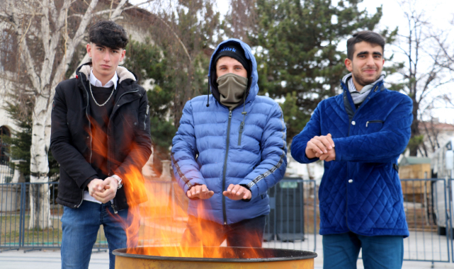 Sivas&#039;ta Kent Meydanına Soba Kuruldu.