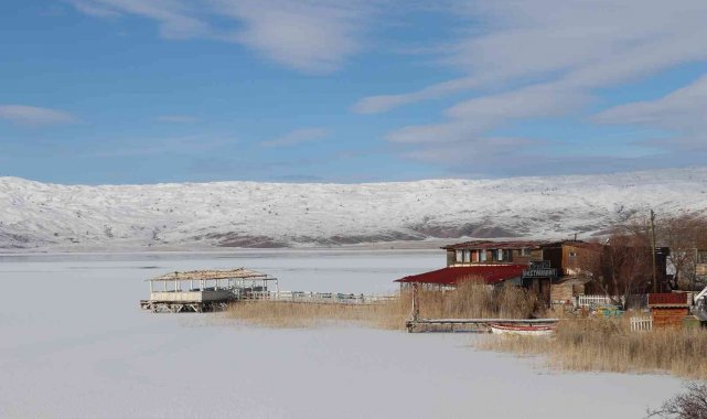 Sivas'ın en büyük gölü de buz tuttu