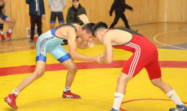 Sivas'ta okullar arası güreş turnuvası düzenlendi