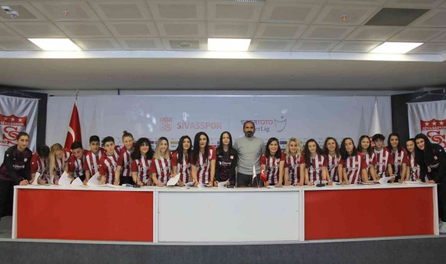 Sivasspor Kadın Futbol Takımı'nda 25 imza birden
